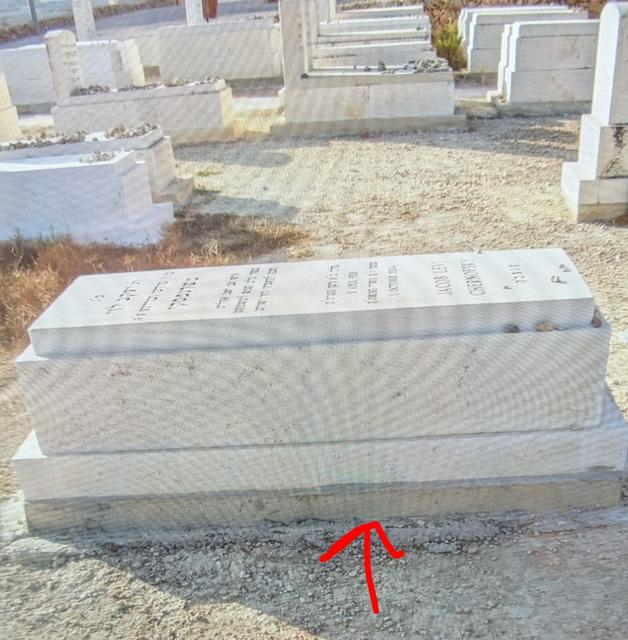 A golel on a grave: the poured concrete on the ground, under the monument (גולל לקבר)