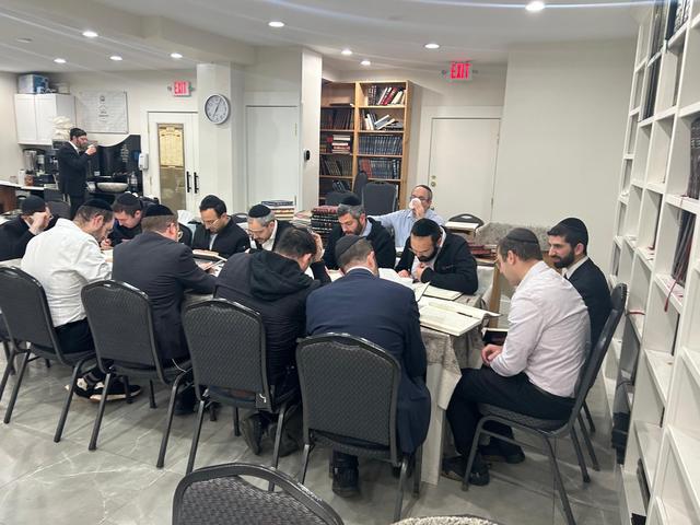 The chaburah learning in the shteeble
